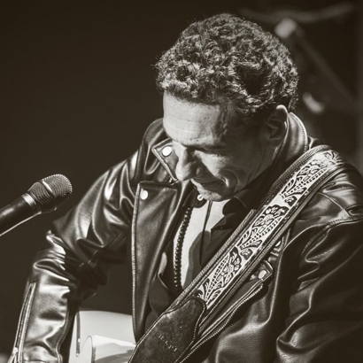 Attitude chante Johnny